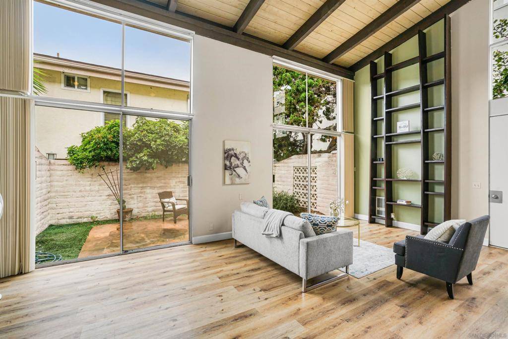 Carlsbad, CA 92009,2544 Navarra Dr #5
