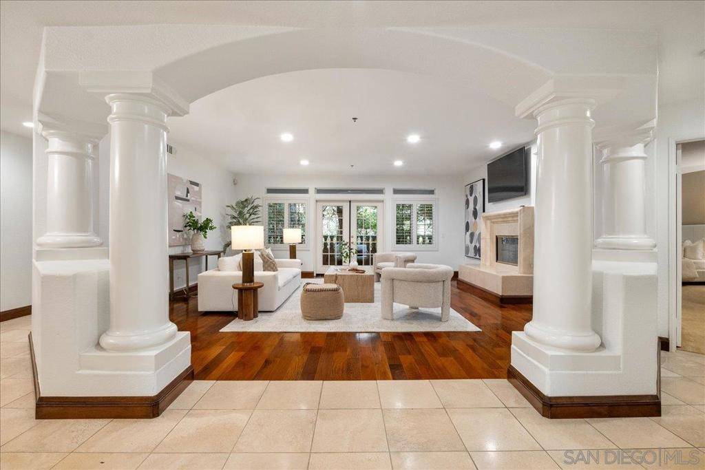 La Jolla, CA 92037,2888 Torrey Pines Rd
