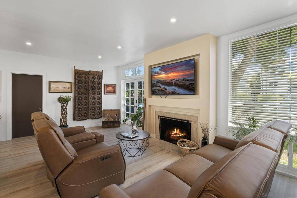 La Jolla, CA 92037,404 Bonair Street