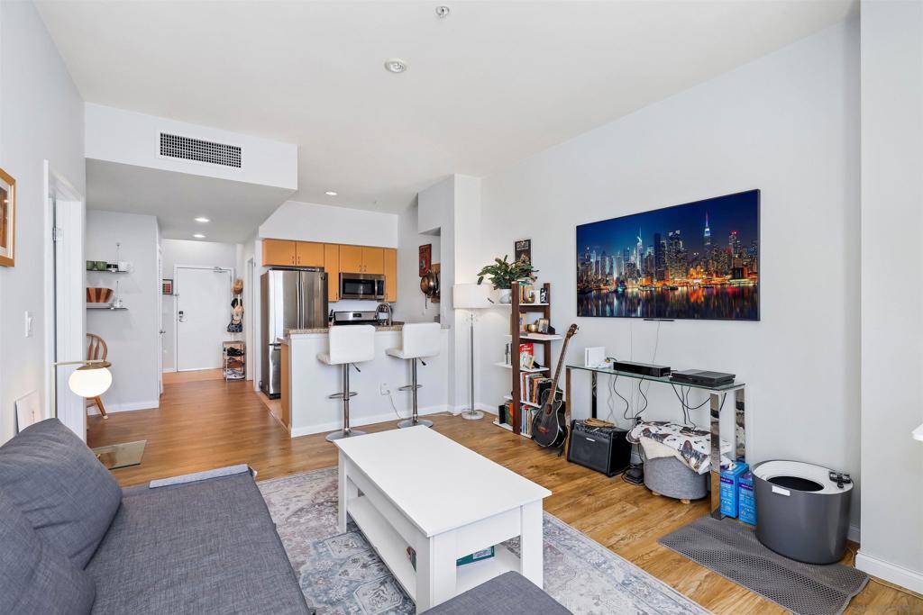 San Diego, CA 92101,445 Island Ave #702
