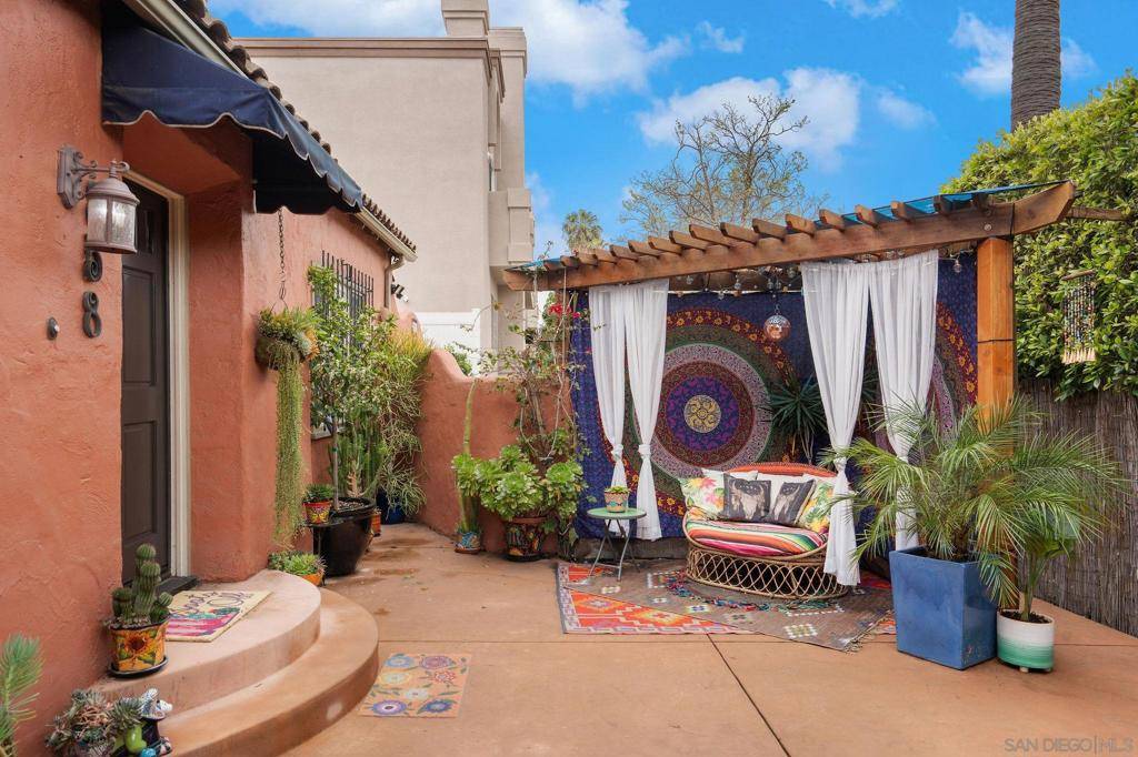 Los Angeles, CA 90046,858 N Poinsettia Place