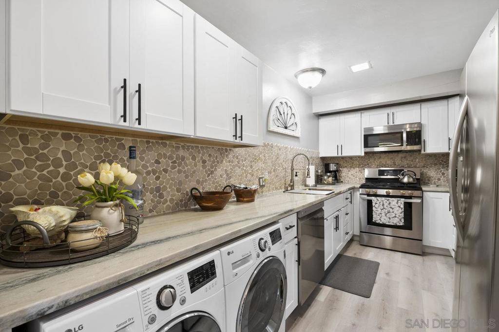 Carlsbad, CA 92009,7512 Viejo Castilla Way #17