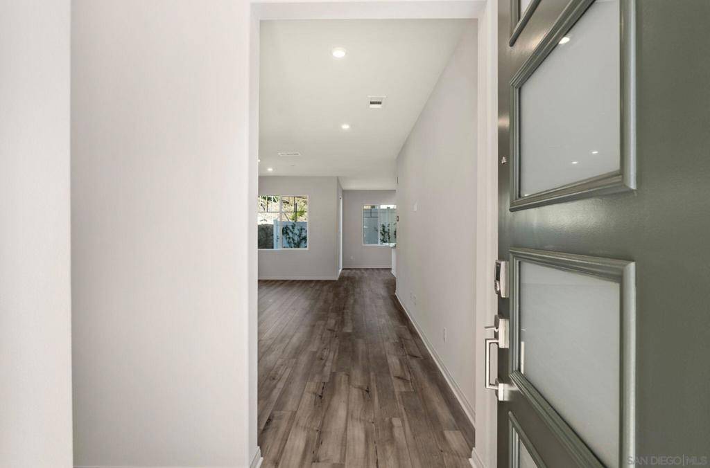 Vista, CA 92083,1523 Wingwood