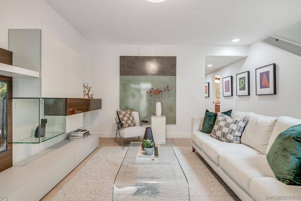 La Jolla, CA 92037,7530 Draper Ave #2