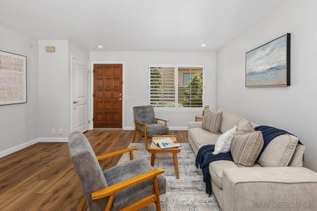 La Jolla, CA 92037,8324 Via Sonoma #71