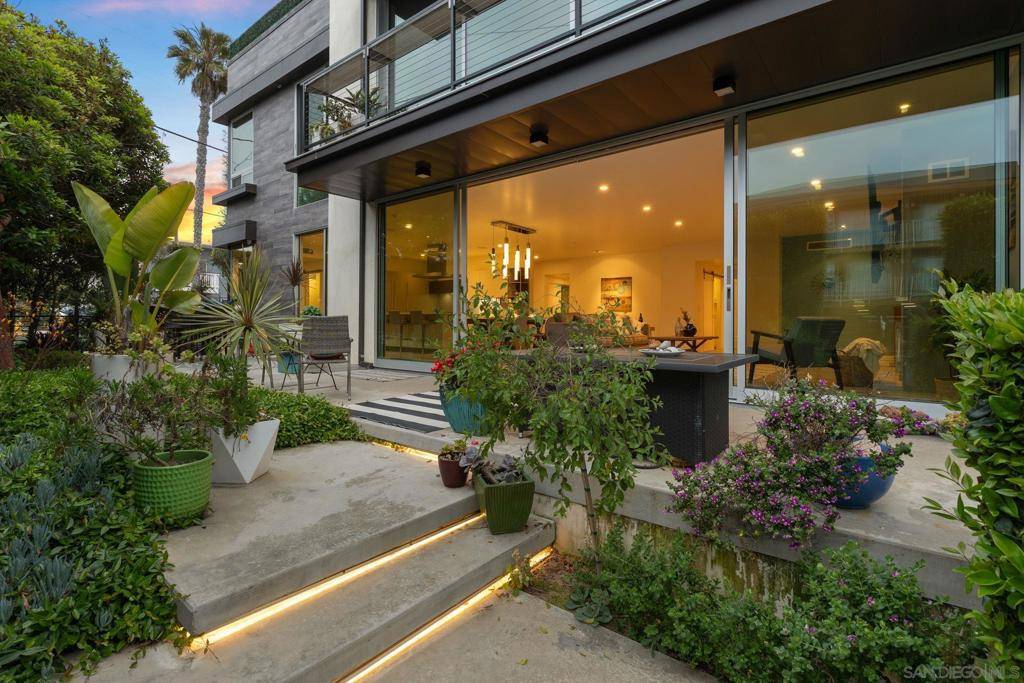 Carlsbad, CA 92008,165 Pine Ave