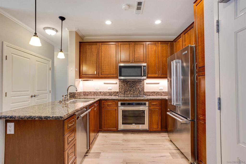 San Diego, CA 92130,3877 Pell Place #223