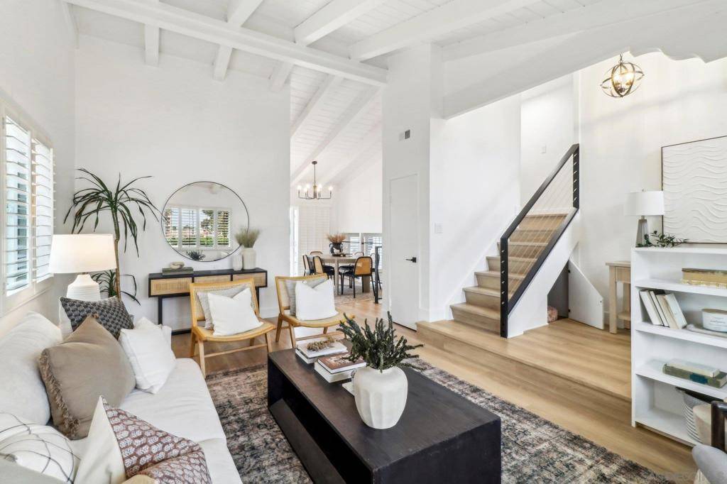 San Diego, CA 92117,4174 Balboa Way