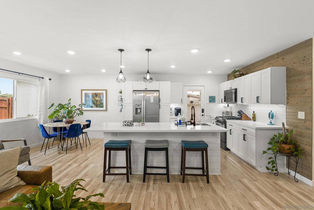 Vista, CA 92083,411 Palmbark St