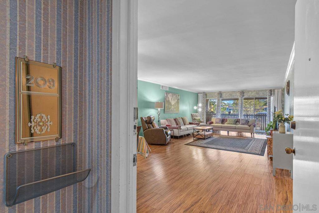 La Mesa, CA 91942,4900 Rosehedge Dr #209