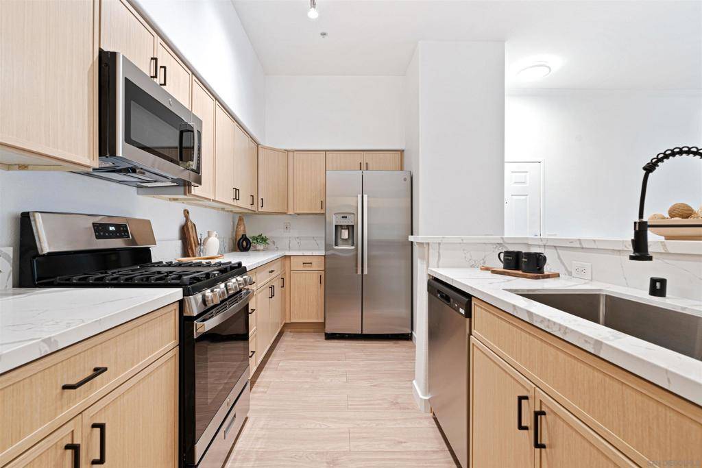 San Diego, CA 92130,12364 Carmel Country Rd #306