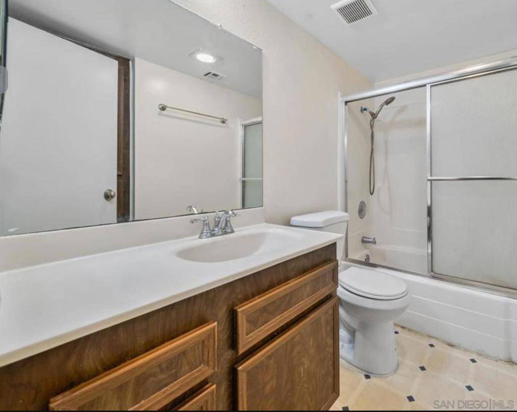 El Cajon, CA 92021,1321 Oakdale Ave