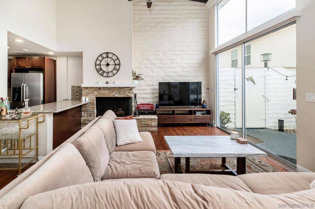 Carlsbad, CA 92009,2544 Navarra Dr #4