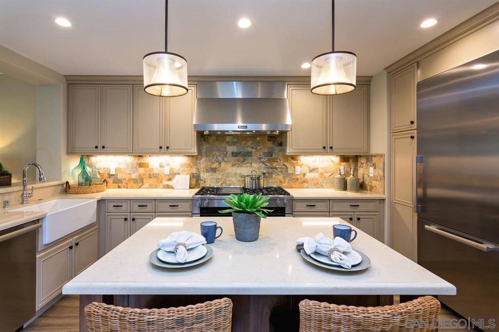 La Jolla, CA 92037,718 Silver St