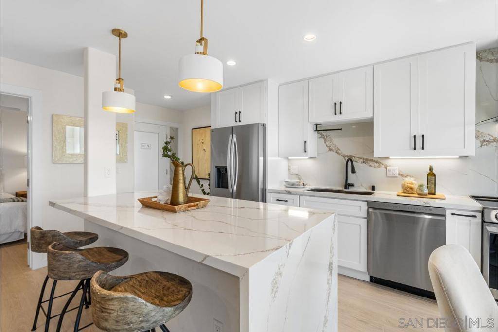 San Diego, CA 92109,4007 Crown Point Drive #V15