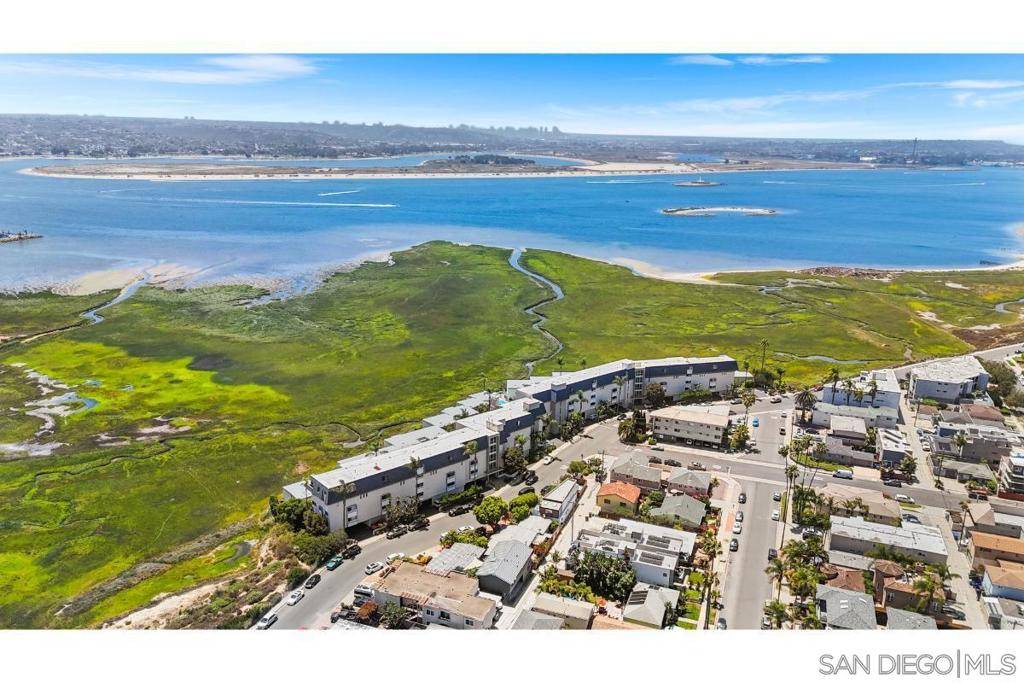 San Diego, CA 92109,4007 Crown Point Drive #V15