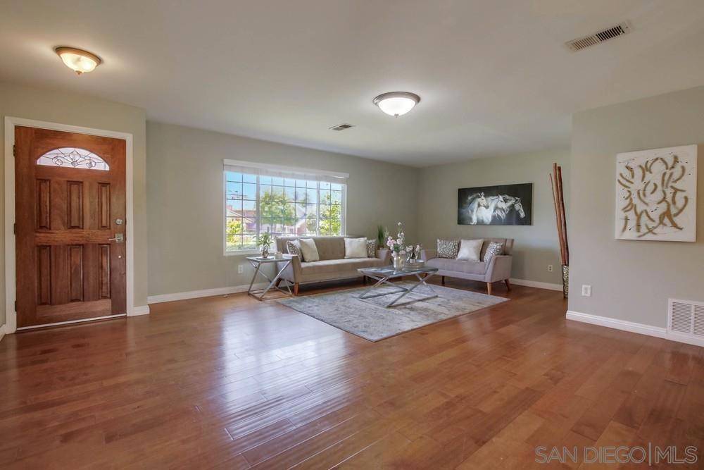 San Diego, CA 92117,4642 Leathers
