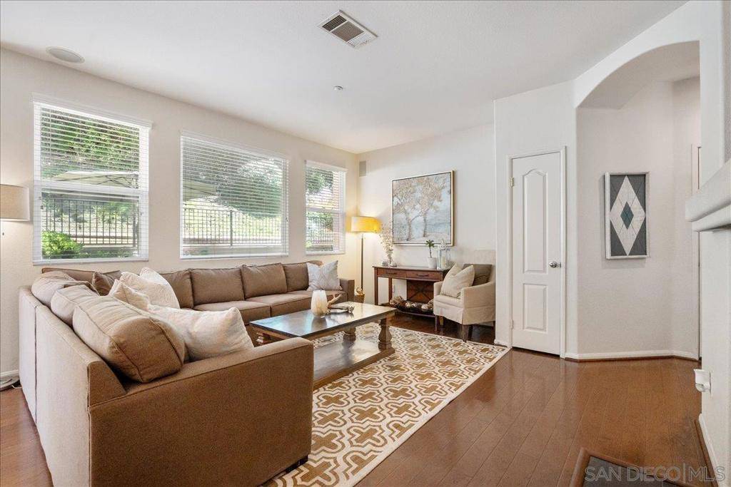 Carlsbad, CA 92009,3073 Via Maximo