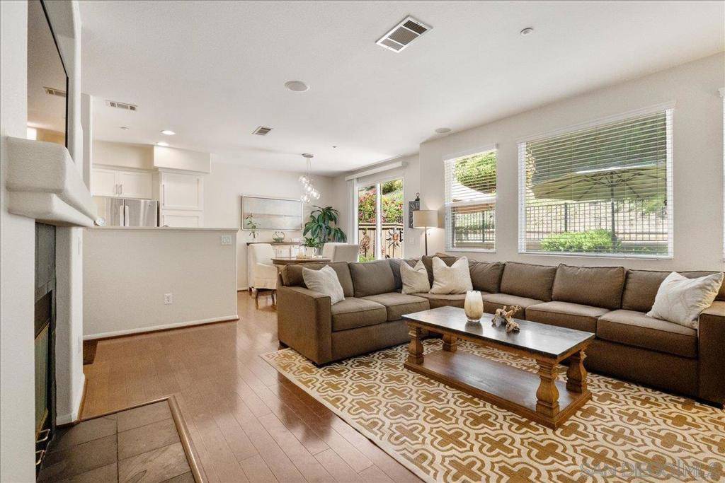 Carlsbad, CA 92009,3073 Via Maximo