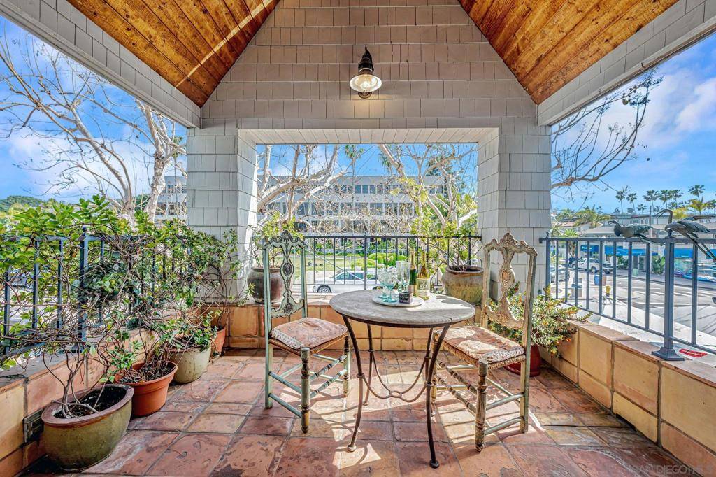 La Jolla, CA 92037,2210 Avenida De La Playa