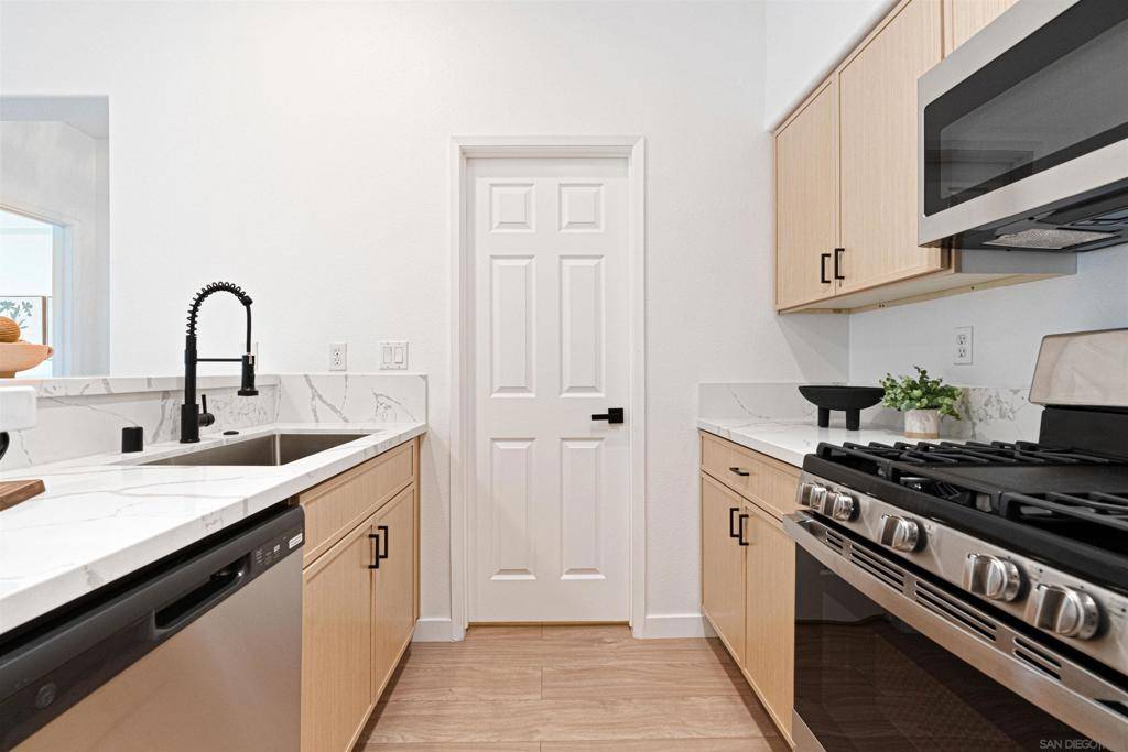 San Diego, CA 92130,12364 Carmel Country Rd #306