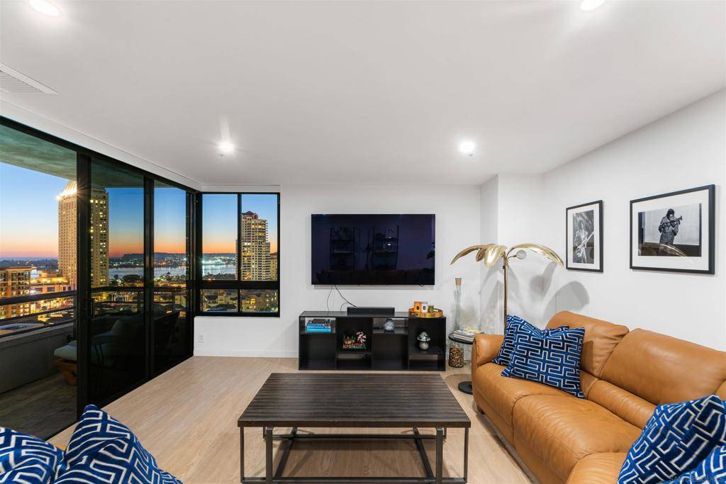 San Diego, CA 92101,700 Front St #1102