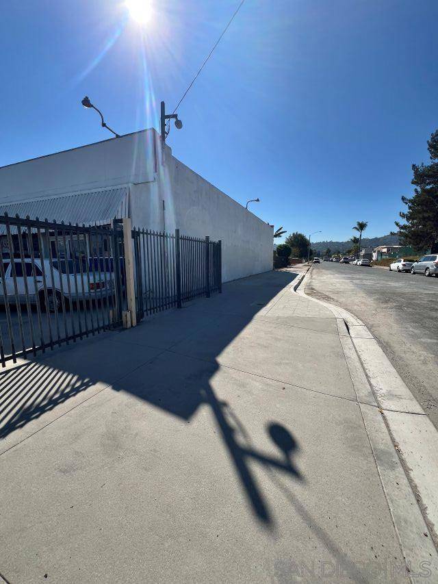 El Cajon, CA 92020,939 W Main