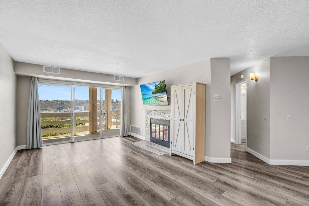San Diego, CA 92111,7027 Camino Degrazia #201