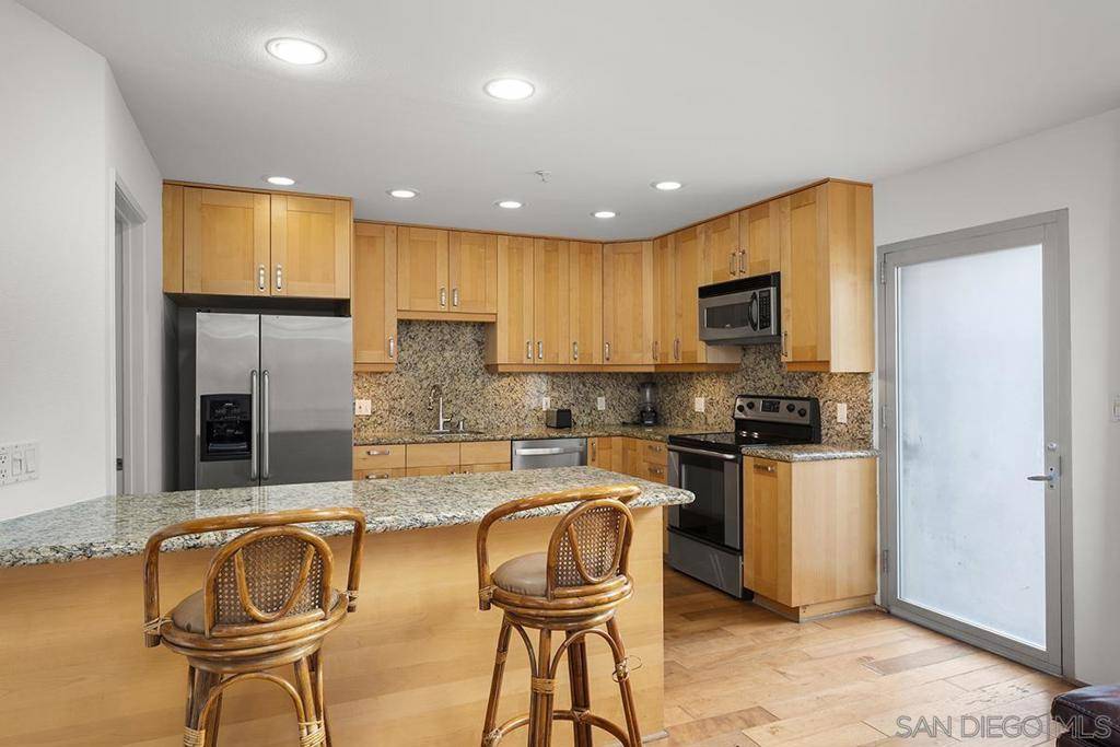 San Diego, CA 92101,985 Island Avenue #4