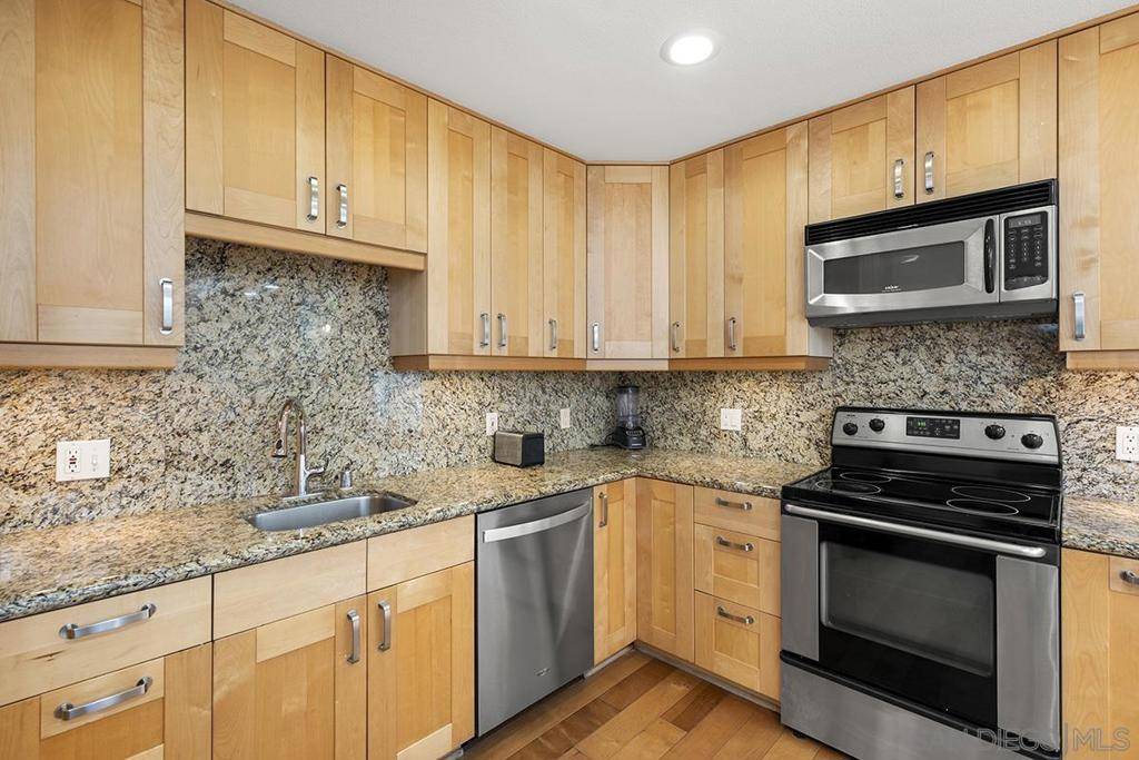 San Diego, CA 92101,985 Island Avenue #4