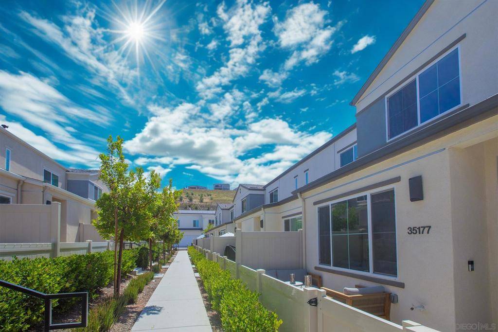 Fallbrook, CA 92028,35177 GROVE TRAIL