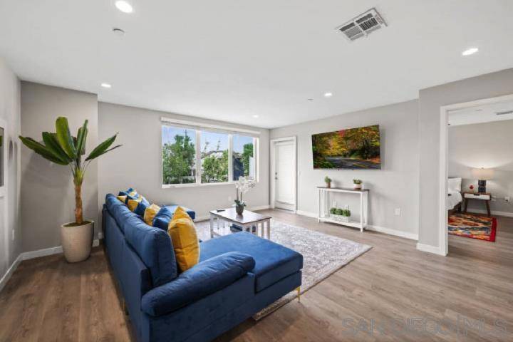 San Diego, CA 92107,3909 Voltaire St #305