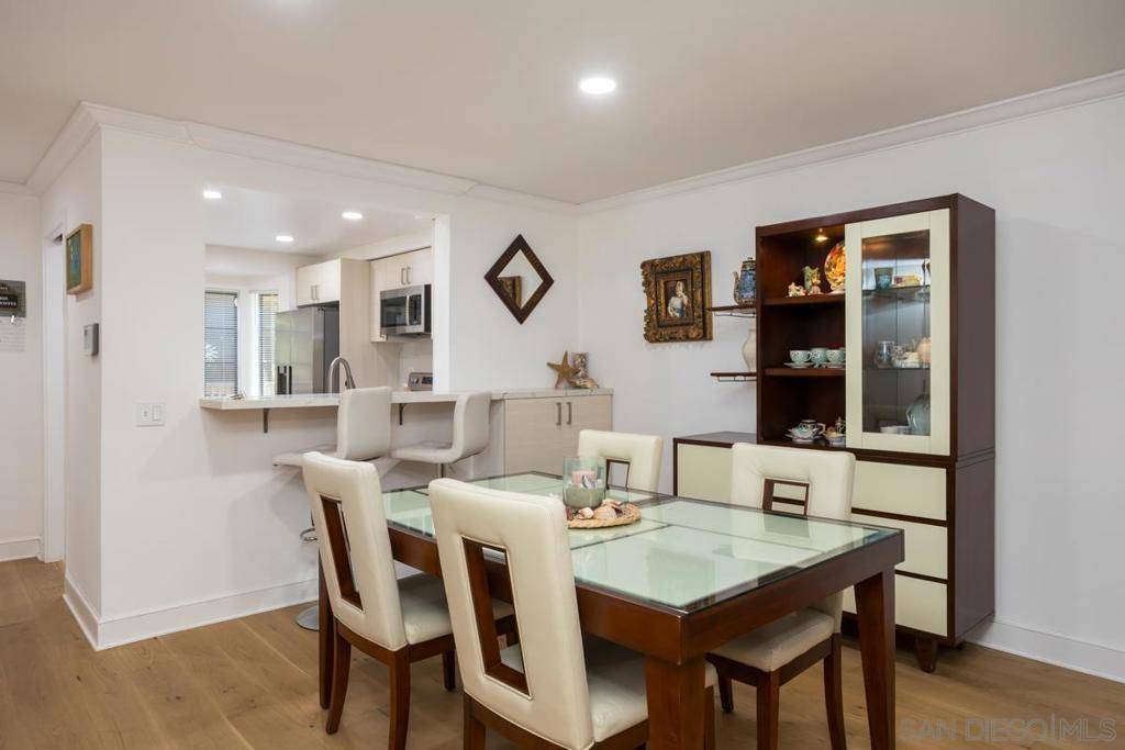 La Jolla, CA 92037,8880 Villa La Jolla Dr #208
