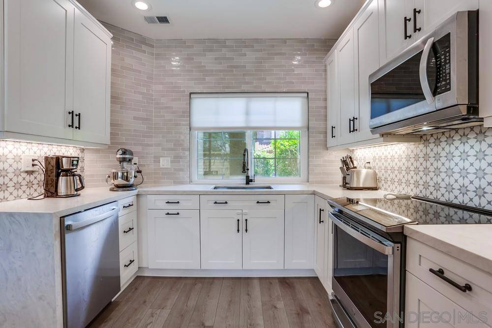 San Diego, CA 92130,3887 Creststone Pl
