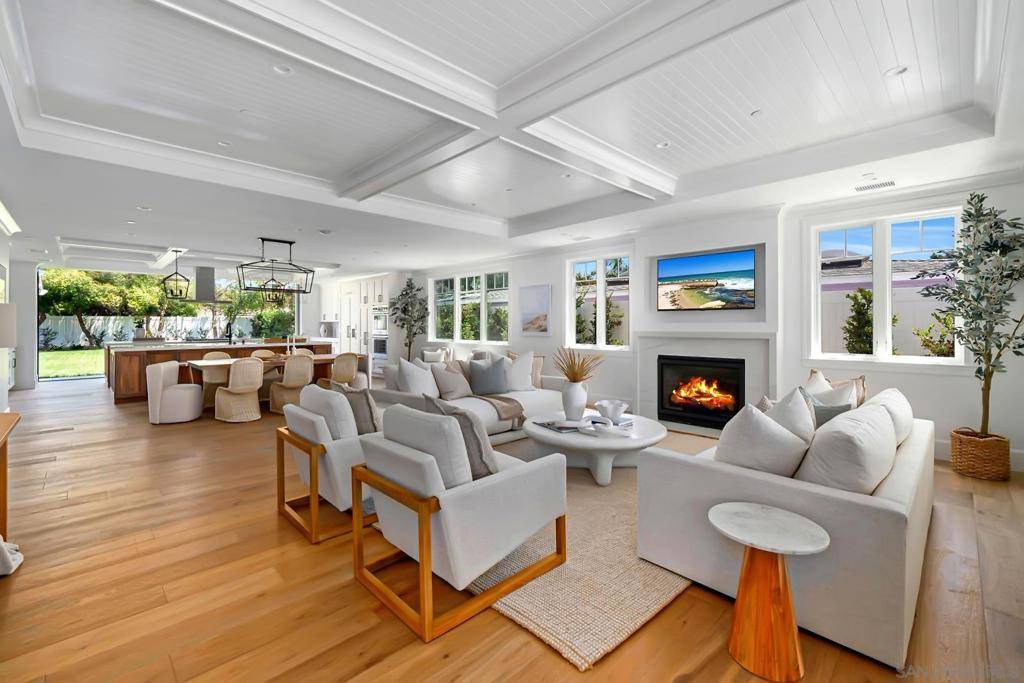 Coronado, CA 92118,461 Country Club Ln