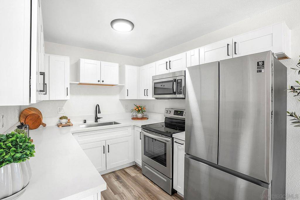 San Diego, CA 92117,6602 Beadnell Way #12