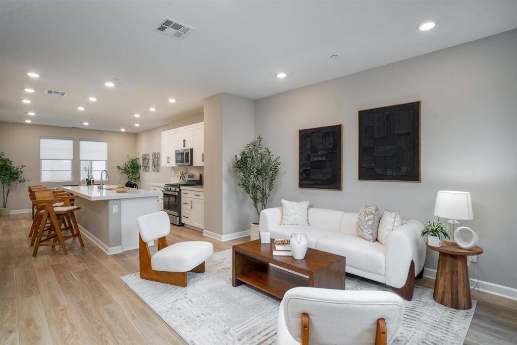 San Marcos, CA 92078,1221 Sunrise View #103