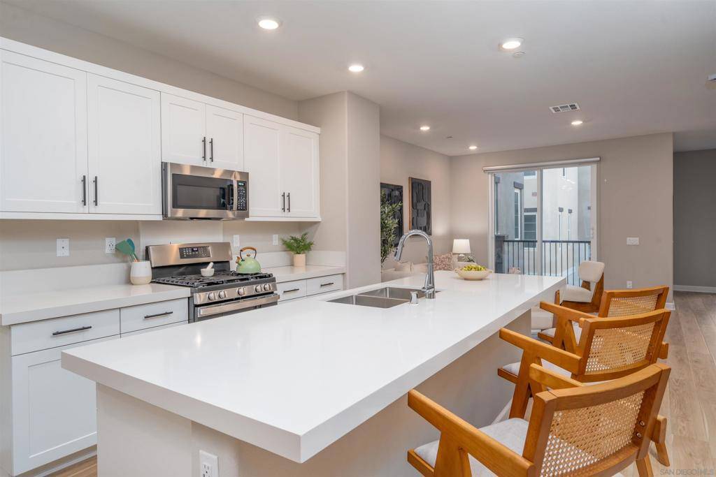 San Marcos, CA 92078,1221 Sunrise View #103