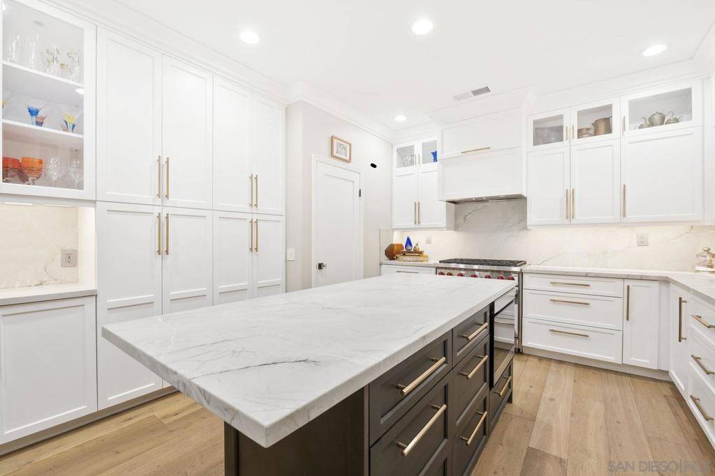 Carlsbad, CA 92011,6467 Alexandri Cir
