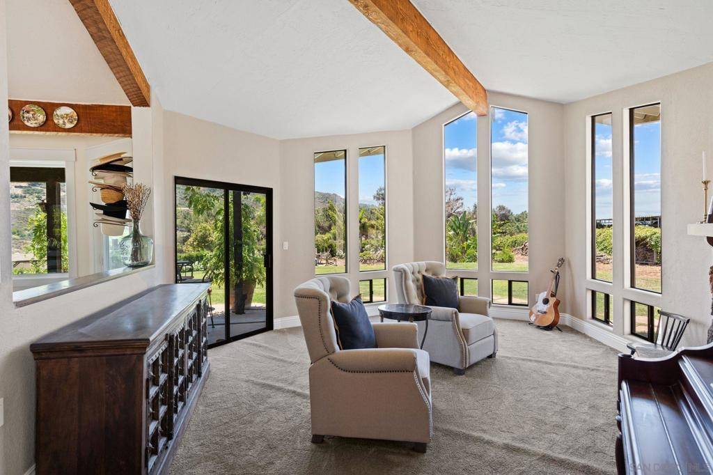 Escondido, CA 92029,7155 Circa De Media
