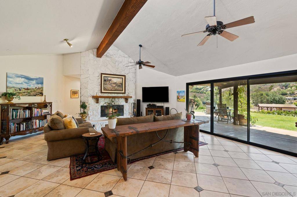 Escondido, CA 92029,7155 Circa De Media