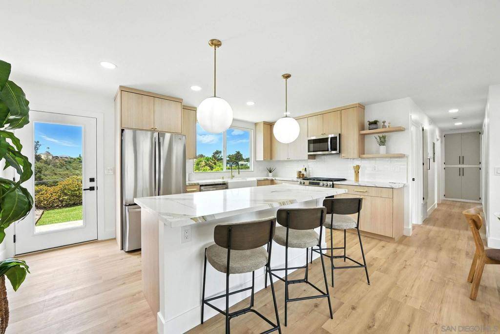 San Diego, CA 92117,4729 Lithrop Pl