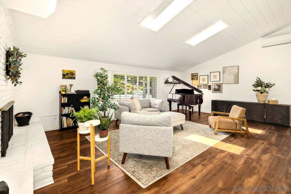 La Mesa, CA 91941,4555 Hillview Dr
