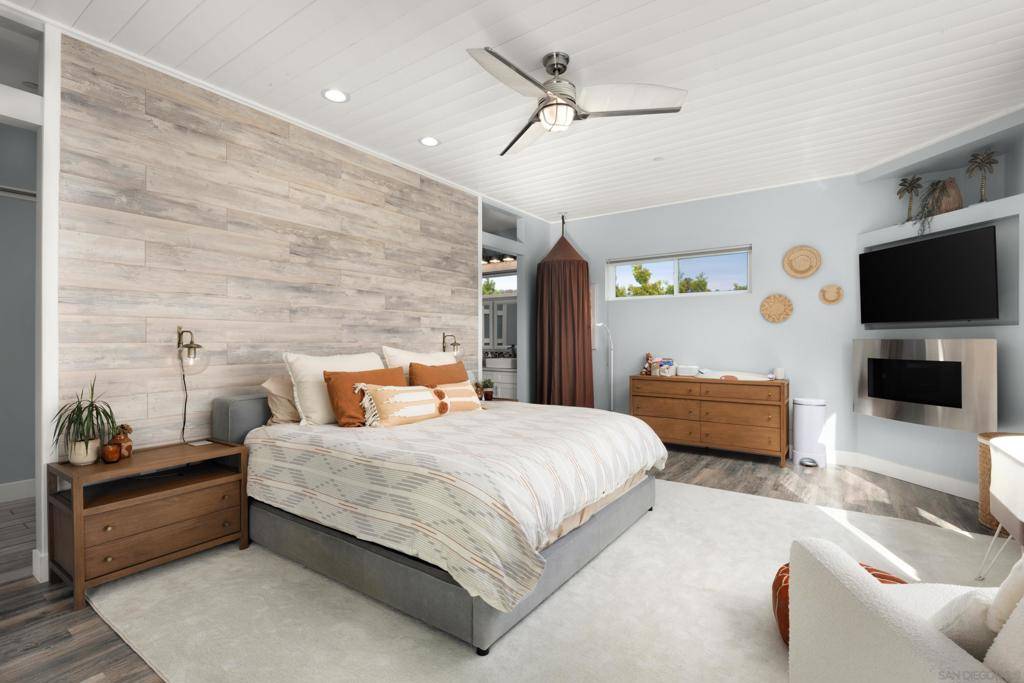 Oceanside, CA 92054,2743 Mesa Dr