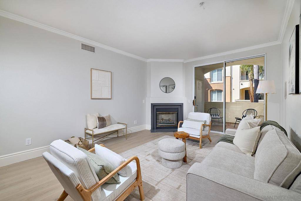 San Diego, CA 92130,12372 Carmel Country Rd #207