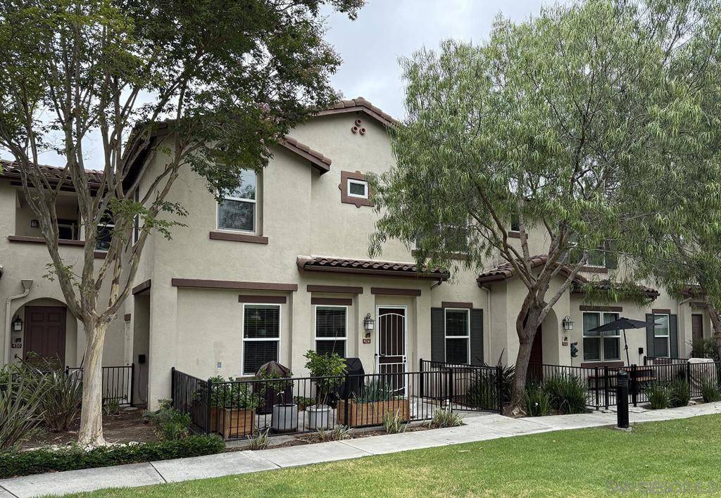 Vista, CA 92083,426 Avenida de la Luna