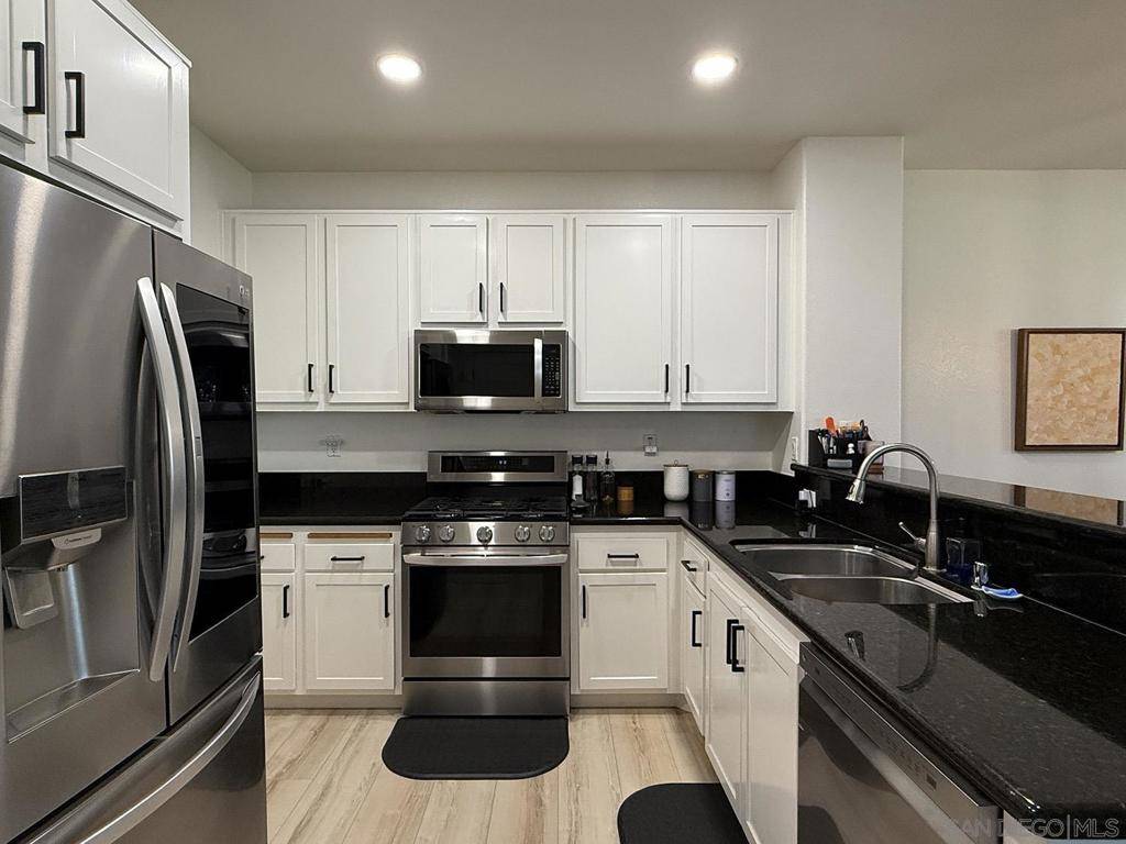 Vista, CA 92083,426 Avenida de la Luna