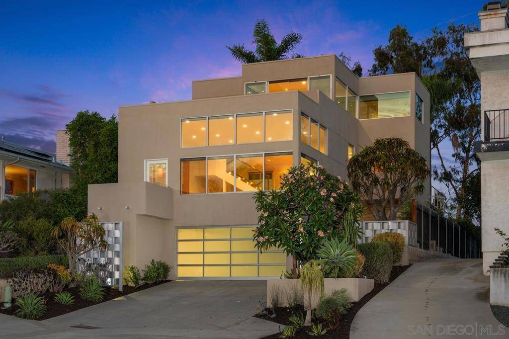 San Diego, CA 92117,2885 Fallbrook Ln