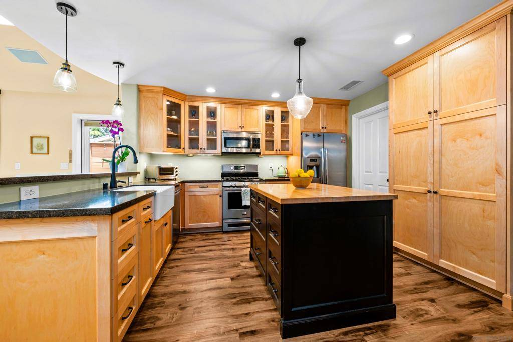 Escondido, CA 92025,832 Casa De Oro Pl