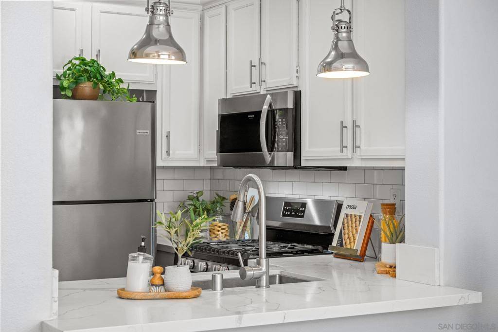 Carlsbad, CA 92009,6008 Paseo Salinero